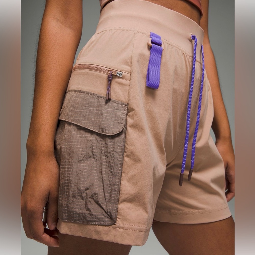 Lululemon Multi-Pocket Cargo HR Hiking Short 5" - seal in size 4